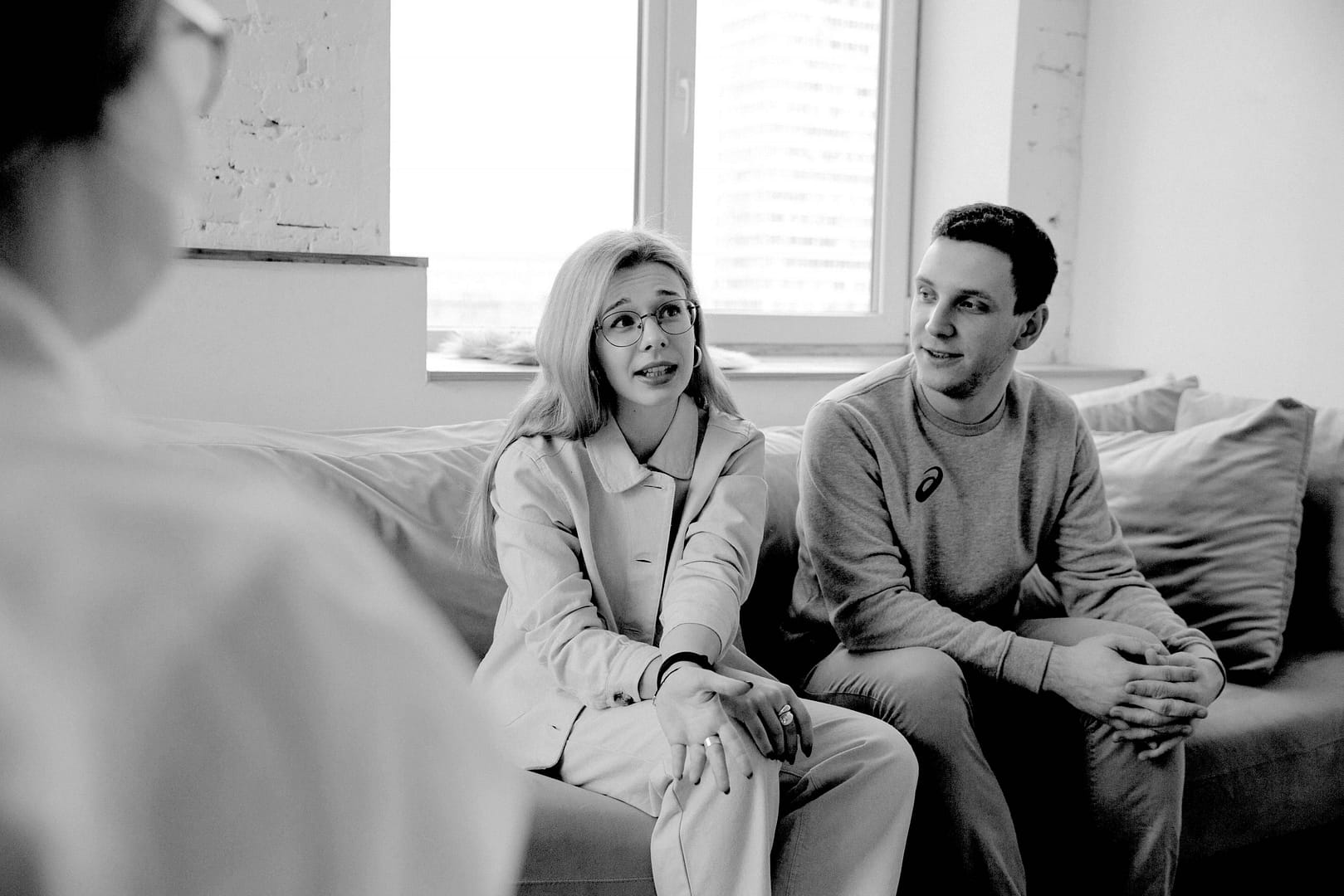 Paar sitzt auf einer Couch während einer Paartherapie